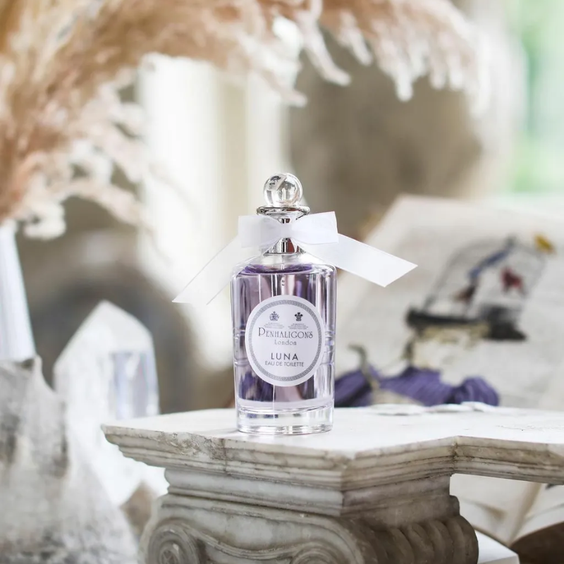 Penhaligon Luna có thiết kế rất nịnh mắt khi điểm nhấn là một dải ruy băng trắng tinh khôi được thắt thành nơ duyên dáng và thanh lịch.